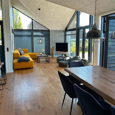 Luxurious With Sauna & Outdoor Hot Tub Nyaraló