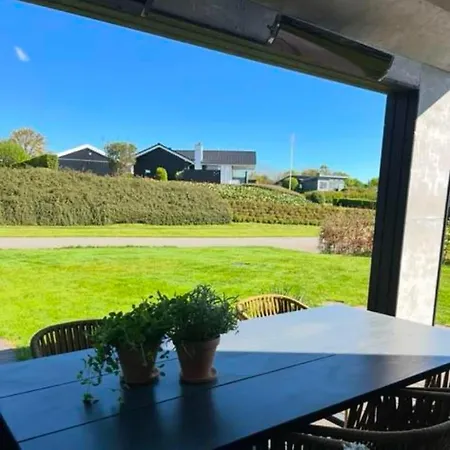 Luxurious With Sauna & Outdoor Hot Tub بيت للعطل