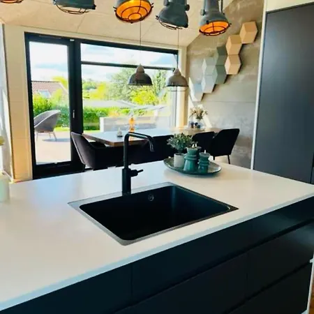 Luxurious With Sauna & Outdoor Hot Tub بيت للعطل