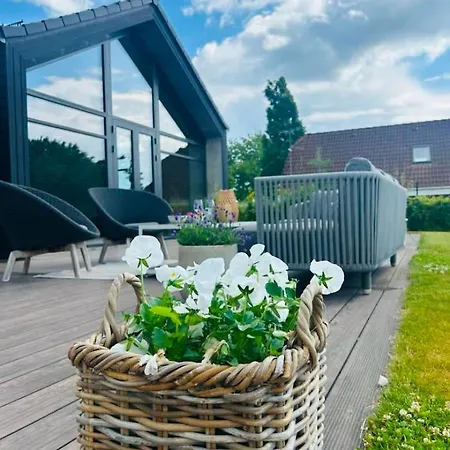 Luxurious With Sauna & Outdoor Hot Tub بيت للعطل