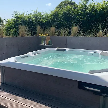 Luxurious With Sauna & Outdoor Hot Tub بيت للعطل