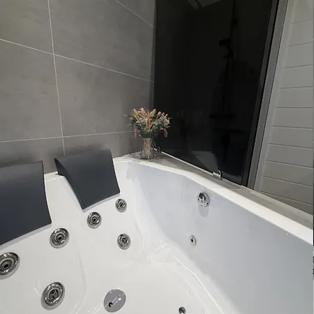 Tatil Evi Luxurious With Sauna & Outdoor Hot Tub *