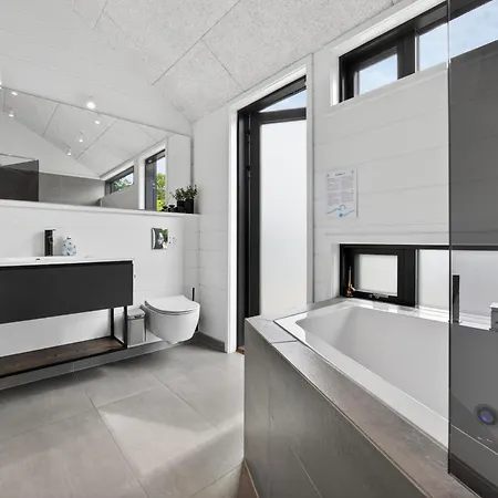 Luxurious With Sauna & Outdoor Hot Tub بيت للعطل