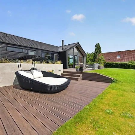 Luxurious With Sauna & Outdoor Hot Tub بيت للعطل