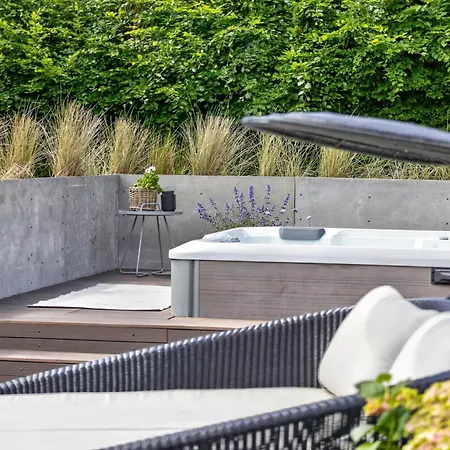 Luxurious With Sauna & Outdoor Hot Tub بيت للعطل