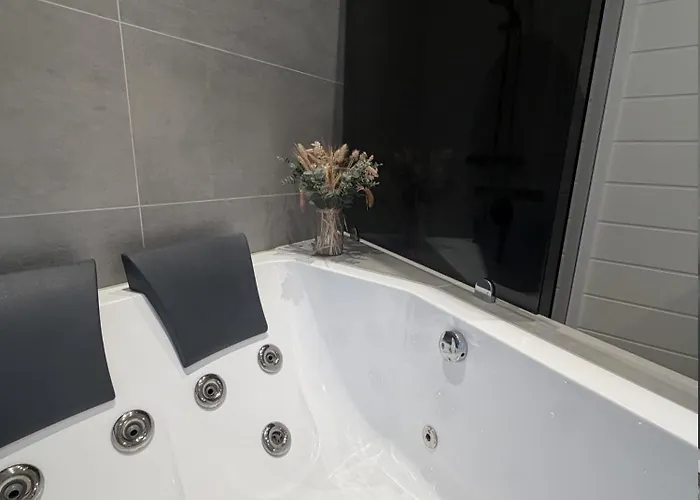 Dom wakacyjny Luxurious With Sauna & Outdoor Hot Tub *